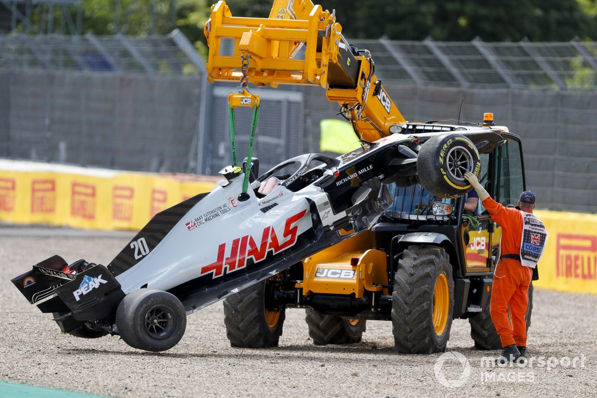 Una grúa retira el monoplaza de Kevin Magnussen, Haas VF-20