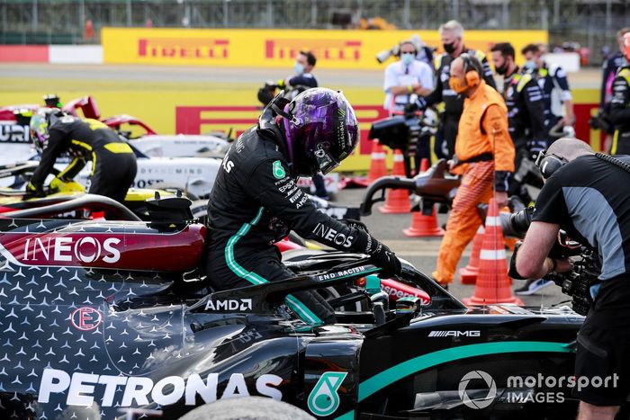 Ganador de la carrera Lewis Hamilton, Mercedes-AMG F1 en Parc Ferme 