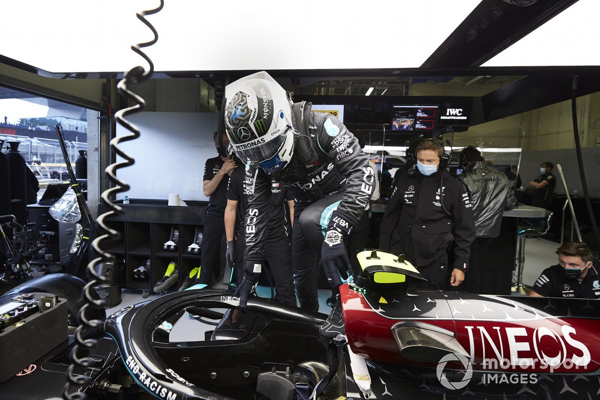 Valtteri Bottas, Mercedes-AMG Petronas F1 in the garage