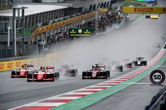 Frederik Vesti, Prema Racing leads Oscar Piastri, Prema Racing, Lirim Zendeli, Trident and Devlin DeFrancesco, Trident at the start of the race