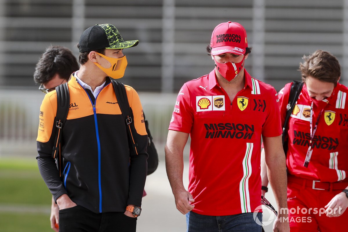 Lando Norris, McLaren y Carlos Sainz Jr., Ferrari