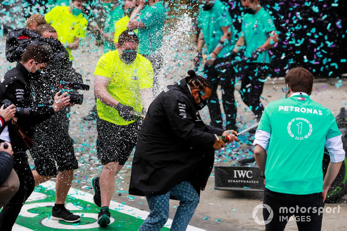 Lewis Hamilton, Mercedes-AMG F1 y el equipo de Mercedes celebran después de haber conseguido el séptimo título del campeonato mundial de pilotos