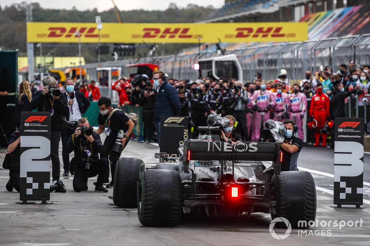 Lewis Hamilton, Mercedes-AMG F1, celebra en Parc Ferme después de asegurar su séptimo campeonato mundial