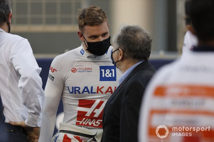 Mick Schumacher, Haas F1, y Jean Todt, Presidente de la FIA, en la parrilla de salida