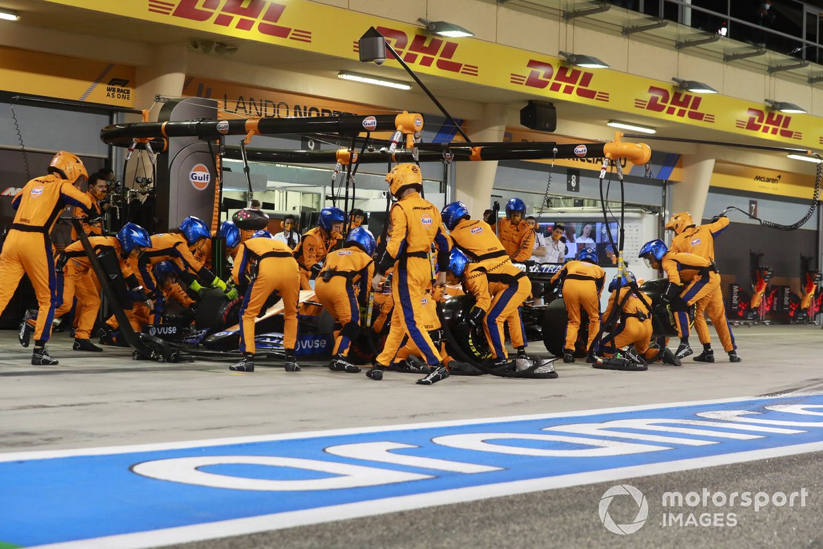Daniel Ricciardo, McLaren MCL35M, pit stop
