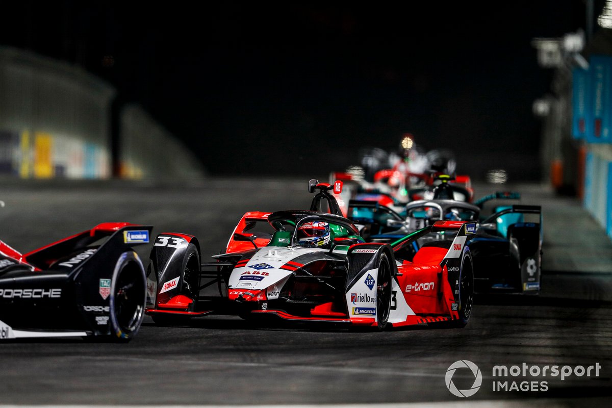 Pascal Wehrlein, Tag Heuer Porsche, Porsche 99X Electric, precede Rene Rast, Audi Sport ABT Schaeffler, Audi e-tron FE07