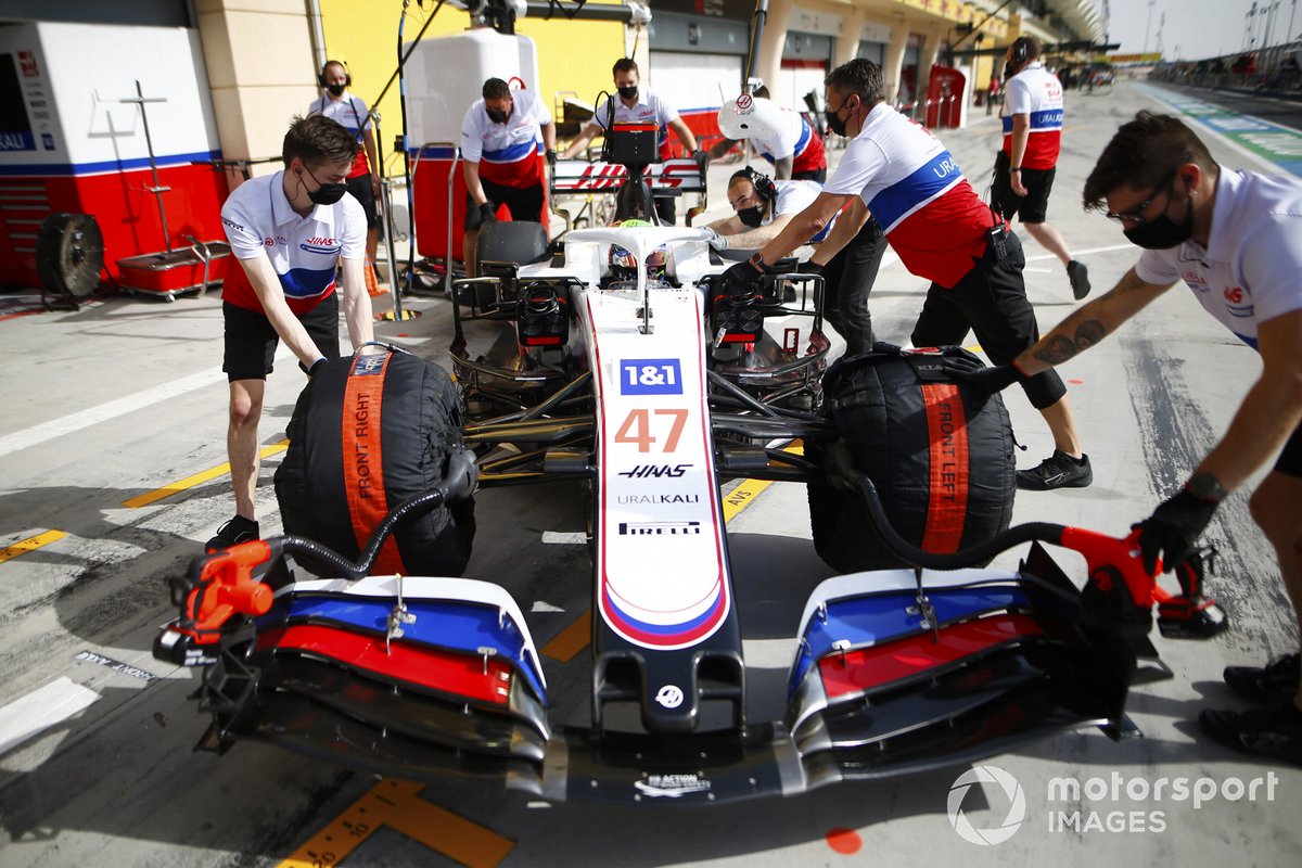 Mick Schumacher, Haas VF-21, rientra nel garage