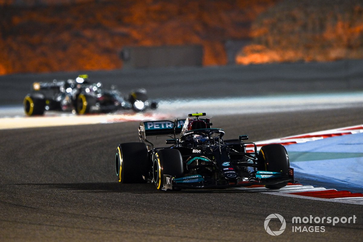 Valtteri Bottas, Mercedes W12, Sebastian Vettel, Aston Martin AMR21