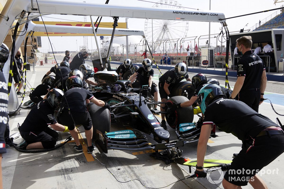 Lewis Hamilton, Mercedes W12, durante un pitstop