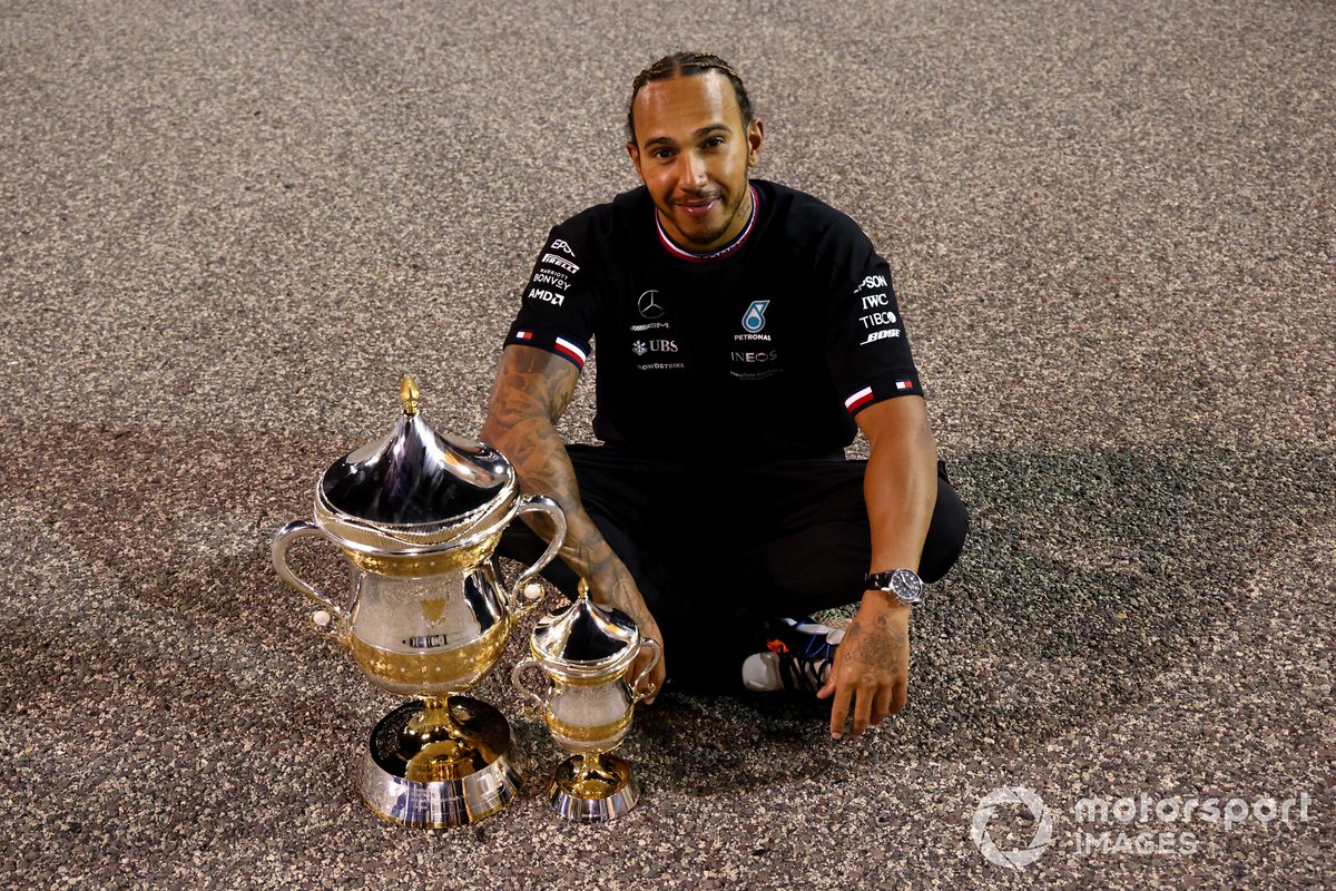 Lewis Hamilton, Mercedes, primo classificato, con i trofei