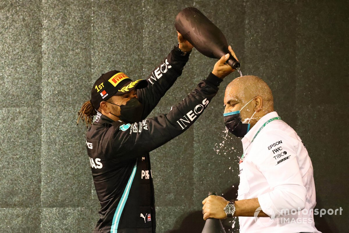 Lewis Hamilton, Mercedes, primo classificato, versa Champagne sul suo compagno di squadra sul podio