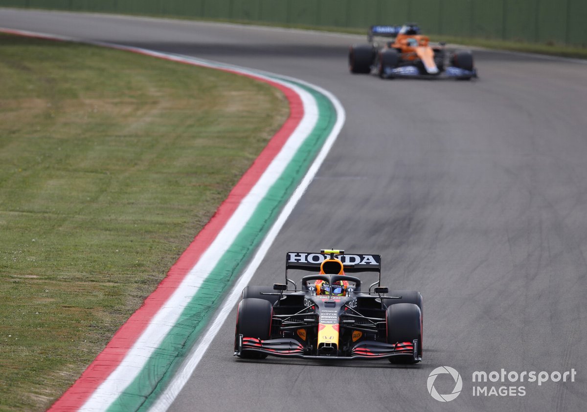 Sergio Pérez, Red Bull Racing RB16B, Daniel Ricciardo, McLaren MCL35M