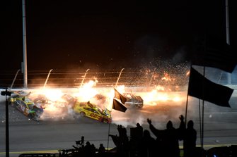 Joey Logano, Team Penske, Ford Mustang Shell Pennzoil, Kyle Busch, Joe Gibbs Racing, Toyota Camry M&M's