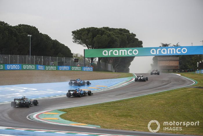 Fernando Alonso, Alpine A521, Esteban Ocon, Alpine A521, Sebastian Vettel, Aston Martin AMR21