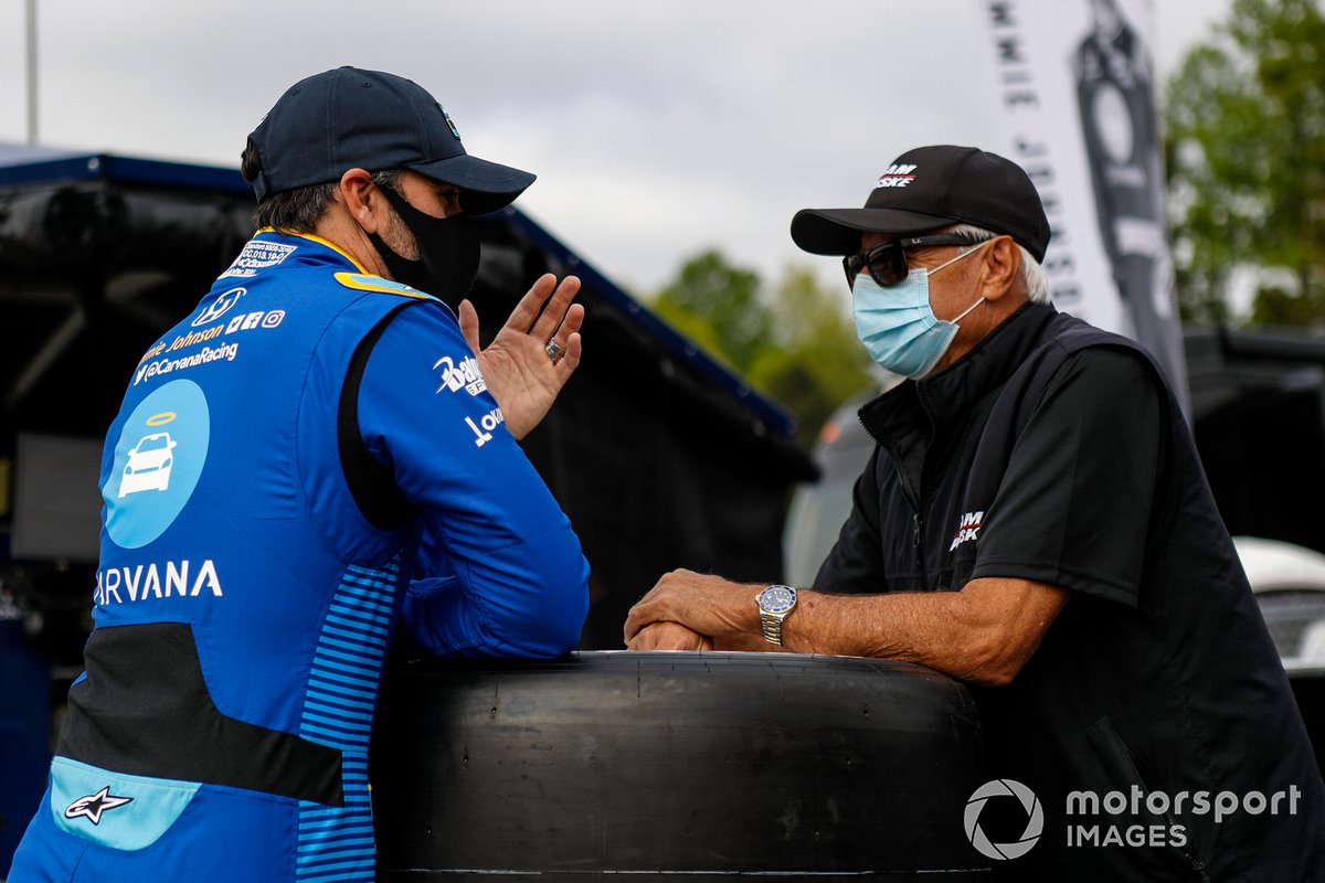 Jimmie Johnson, Chip Ganassi Racing Honda habla con Rick Mears