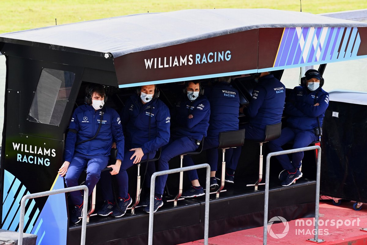 El equipo Williams en el muro de boxes