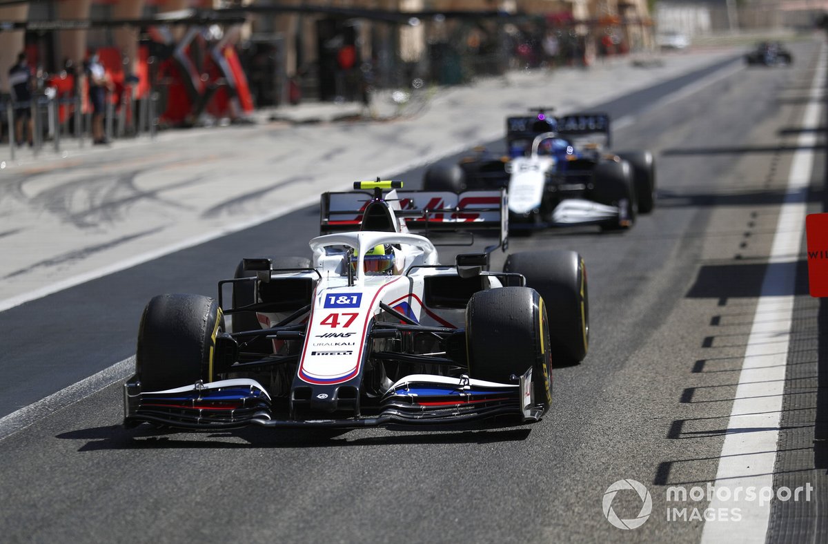 Mick Schumacher, Haas VF-21 et George Russell, Williams FW43B