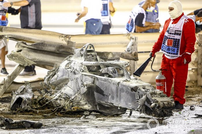 I vigili del fuoco spengono le fiamme causate dall' incidente di Romain Grosjean, Haas VF-20, al primo giro della gara