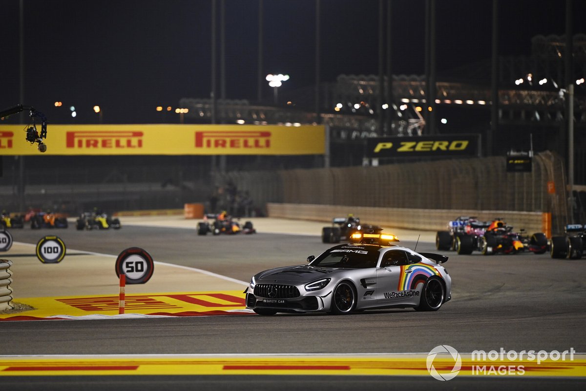 Safety car Lewis Hamilton, Mercedes F1 W11 y Max Verstappen, Red Bull Racing RB16
