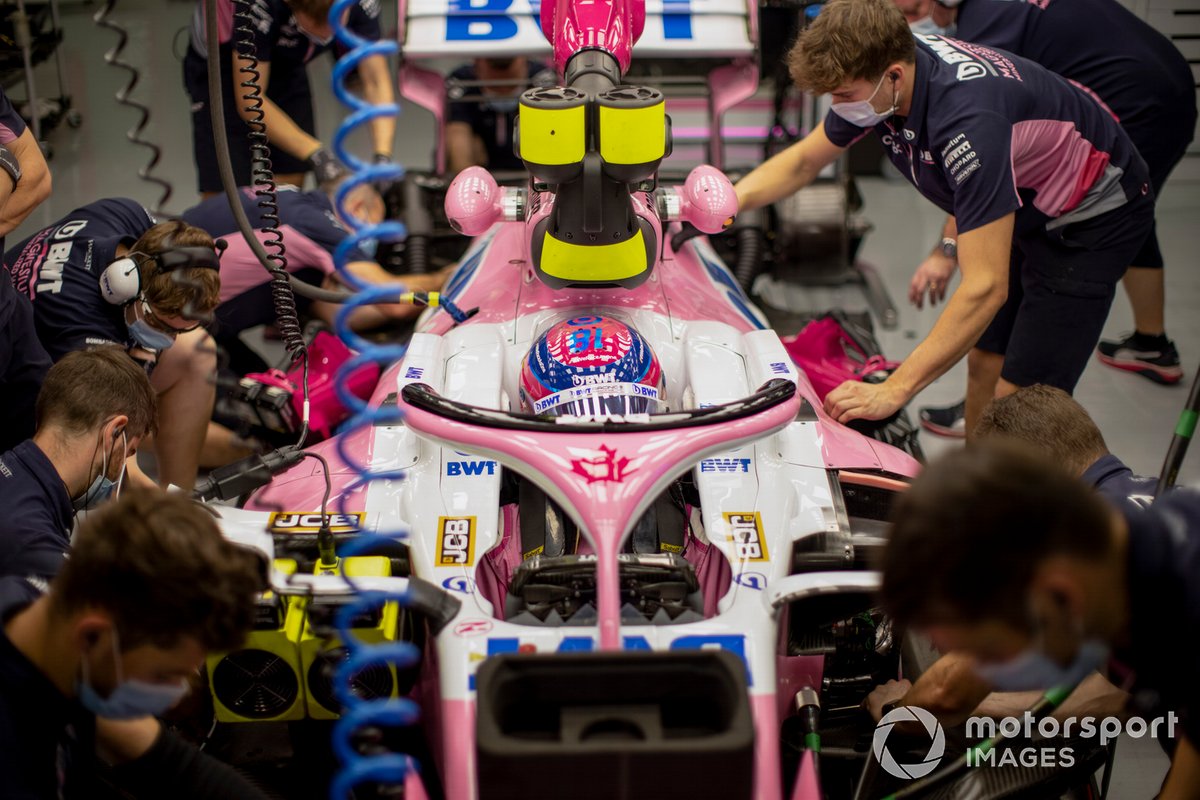 Lance Stroll, Racing Point RP20, en el box con mecánicos