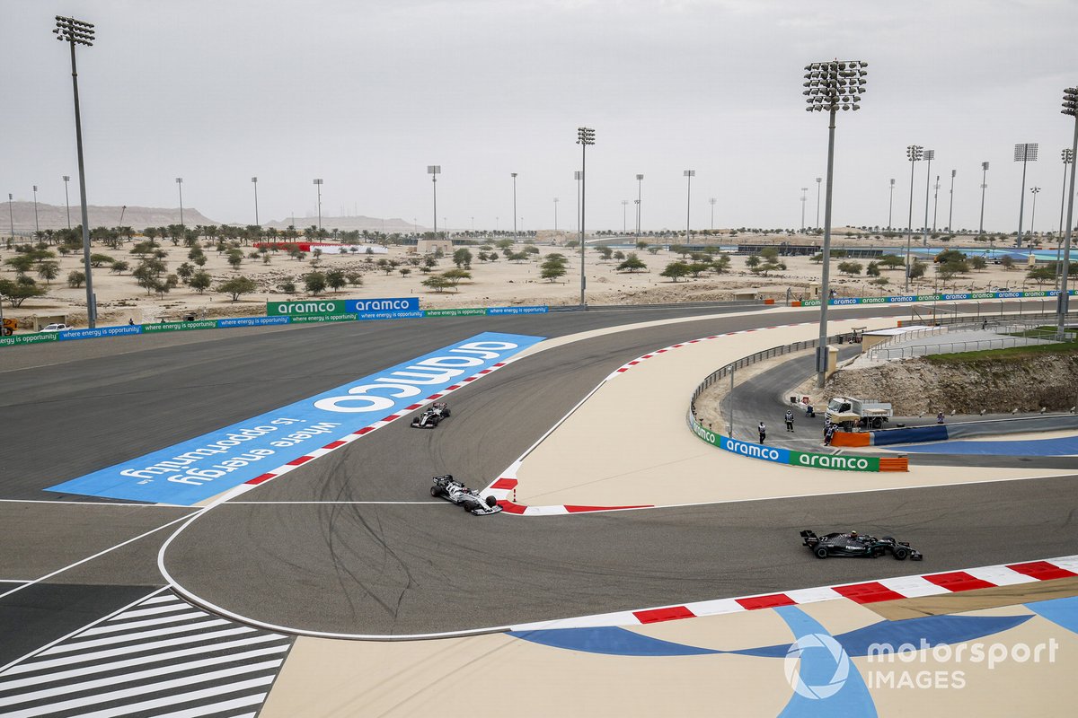 Valtteri Bottas, Mercedes F1 W11, Daniil Kvyat, AlphaTauri AT01, e Romain Grosjean, Haas VF-20