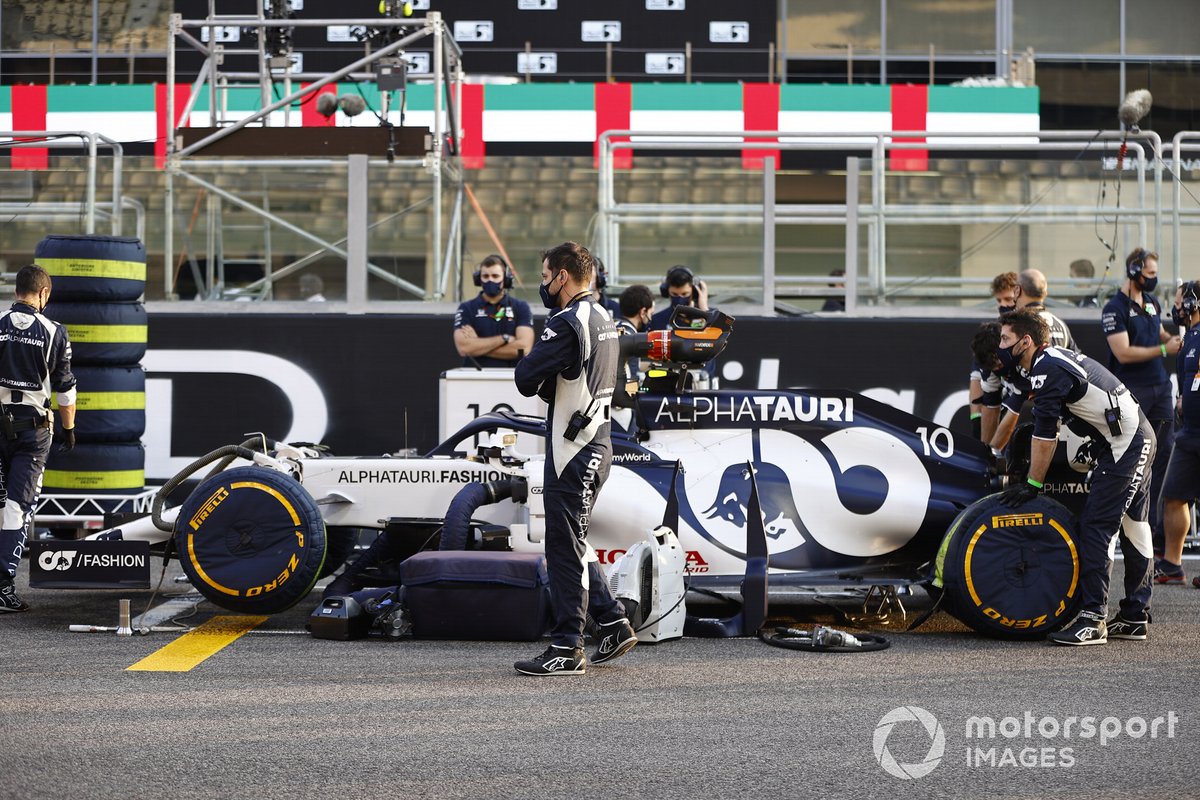 Meccanici con l'auto di Pierre Gasly, AlphaTauri AT01, sulla griglia