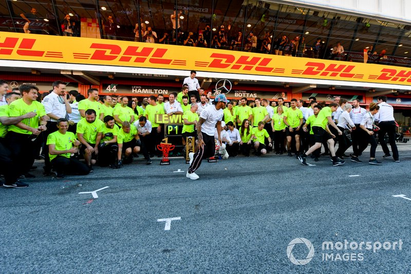 Valtteri Bottas, Mercedes AMG F1, 2nd position, Lewis Hamilton, Mercedes AMG F1, 1st position, and the Mercedes team celebrate after the race
