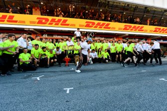 Valtteri Bottas, Mercedes AMG F1, 2e plaats, Lewis Hamilton, Mercedes AMG F1, 1e plaats, en het team