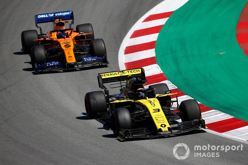 Daniel Ricciardo, Renault R.S.19, leads Carlos Sainz Jr., McLaren MCL34