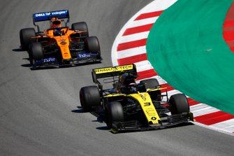 Daniel Ricciardo, Renault R.S.19, voor Carlos Sainz Jr., McLaren MCL34