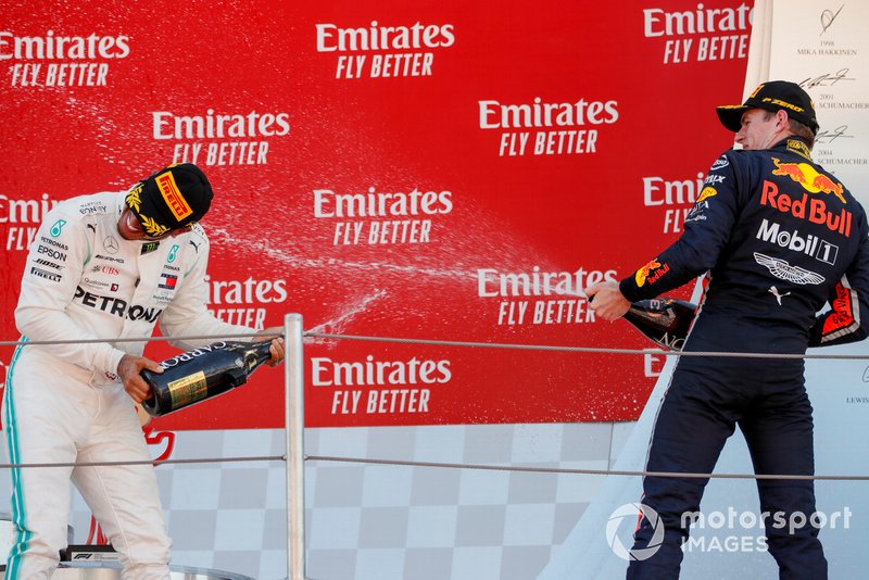 Il vincitore della gara Lewis Hamilton, Mercedes AMG F1 e Max Verstappen, Red Bull Racing festeggiano sul podio con lo champagne