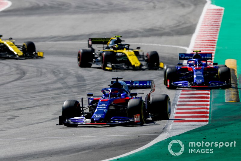 Daniil Kvyat, Toro Rosso STR14, leads Alexander Albon, Toro Rosso STR14, and Nico Hulkenberg, Renault R.S. 19
