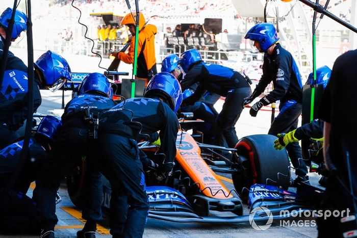 Carlos Sainz Jr., McLaren MCL34 pit stop 