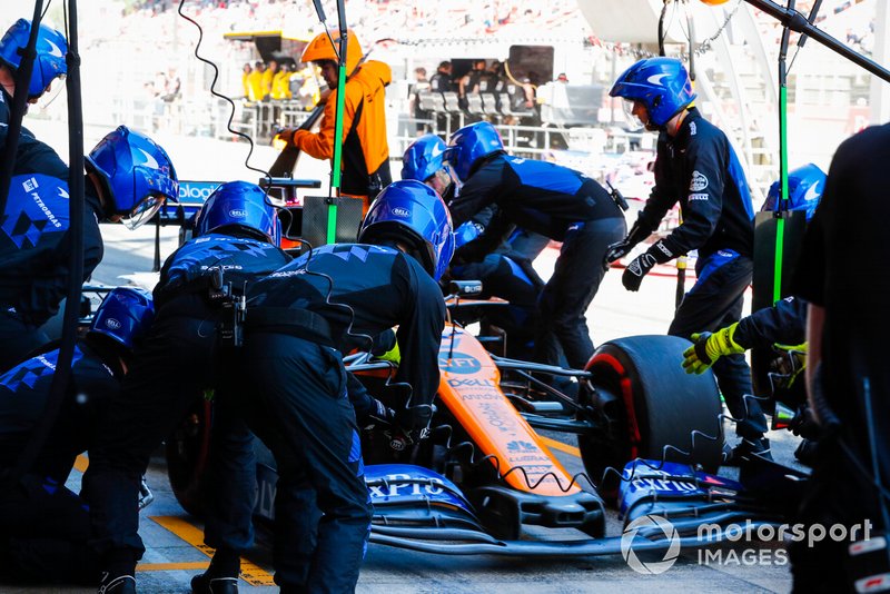 Carlos Sainz Jr., McLaren MCL34 pit stop