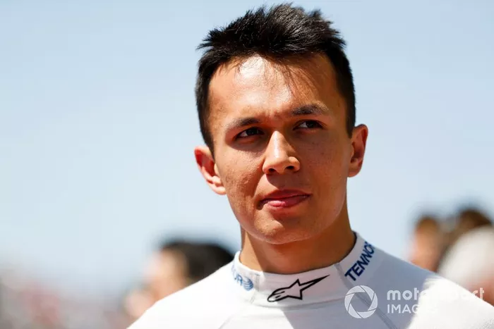 Alex Albon recibió la noticia bomba y regalo sorpresa de ser ascendido a Red Bull para la segunda mitad de año. Tendrá que rendir si no quiere que le ocurra como a Gasly. Lo bueno para él, que por detrás no parece haber apuestas claras, aunque en los últimos tiempos han reforzado el apoyo a otro piloto...