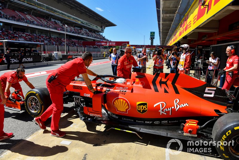Sebastian Vettel, Ferrari SF90, est ramené au garage