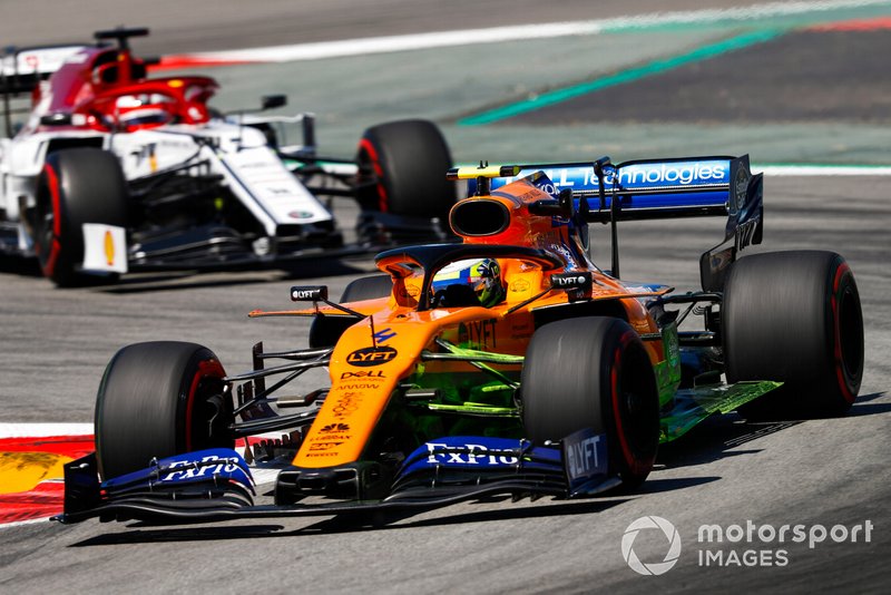 Lando Norris, McLaren MCL34, leads Kimi Raikkonen, Alfa Romeo Racing C38