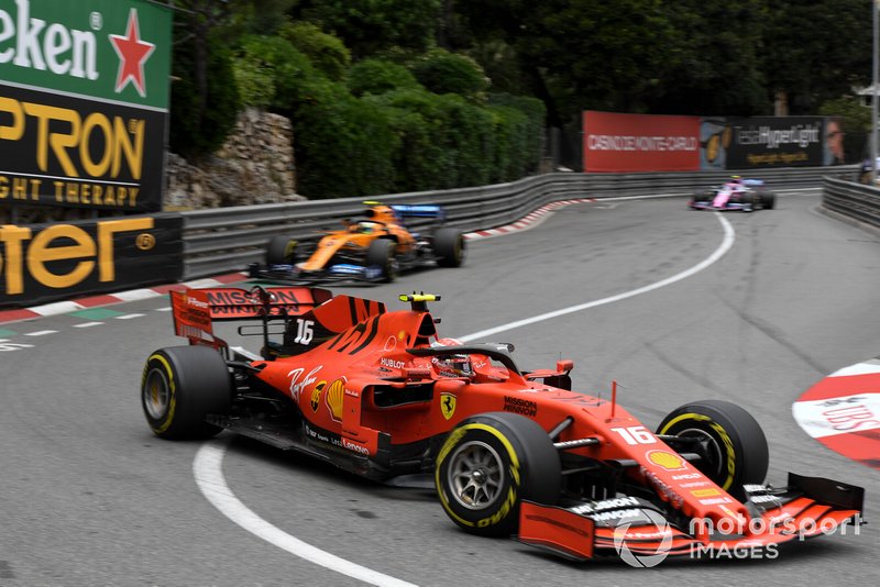 Charles Leclerc, Ferrari SF90, ve Lando Norris, McLaren MCL34, ve Lance Stroll, Racing Point RP19