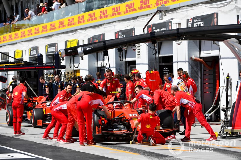 Charles Leclerc, Ferrari SF90, effettua un pit stop