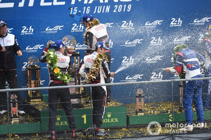 Les vainqueurs #8 Toyota Gazoo Racing Toyota TS050: Sébastien Buemi, Kazuki Nakajima, Fernando Alonso, deuxième place #7 Toyota Gazoo Racing Toyota TS050: Mike Conway, Kamui Kobayashi, Jose Maria Lopez, troisième place #11 SMP Racing BR Engineering BR1: Mikhail Aleshin, Vitaly Petrov, Stoffel Vandoorne