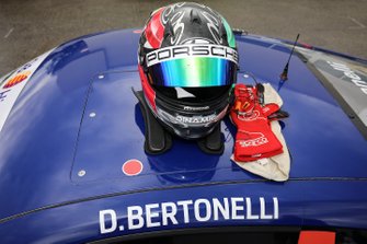 Il casco sulla Porsche di Diego Bertonelli, Dinamic Motorsport
