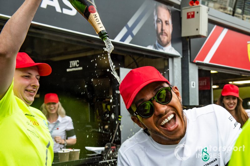Lewis Hamilton, Mercedes AMG F1, 1st position, celebrates with his team