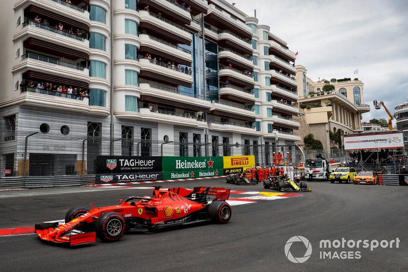 Sebastian Vettel, Ferrari SF90, Daniel Ricciardo, Renault R.S.19, y Kevin Magnussen, Haas F1 Team VF-19