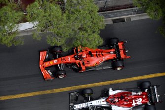 Sebastian Vettel, Ferrari SF90, en Kimi Raikkonen, Alfa Romeo Racing C38