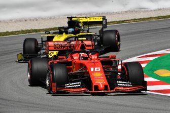 Charles Leclerc, Ferrari SF90, voor Daniel Ricciardo, Renault R.S.19