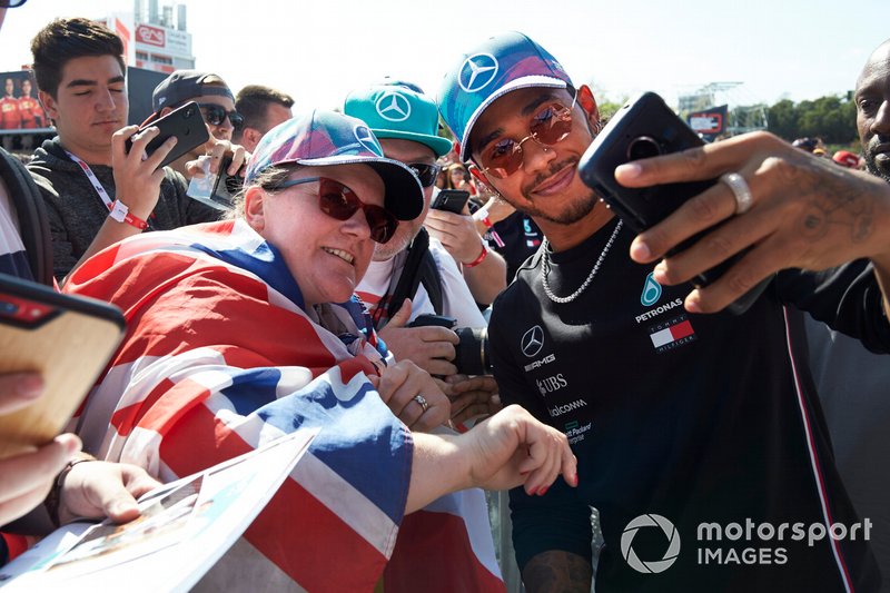 Lewis Hamilton, Mercedes AMG F1 poses for a selfie with a fan