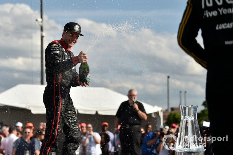 Tercero Will Power, Team Penske Chevrolet en el carril de la victoria con champán 