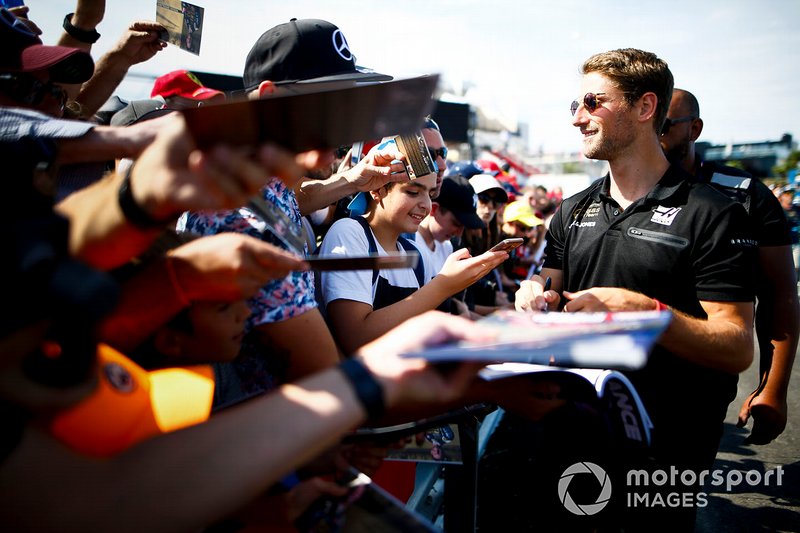 Romain Grosjean, Haas F1 signe un autographe pour un fan