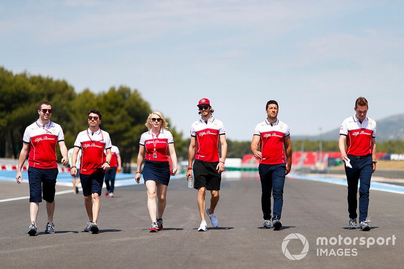 Antonio Giovinazzi, Alfa Romeo Racing, à pied sur la piste