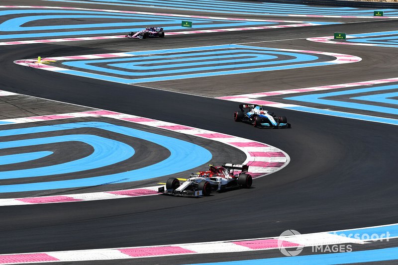 Antonio Giovinazzi, Alfa Romeo Racing C38, devant Robert Kubica, Williams FW42, et Lance Stroll, Racing Point RP19